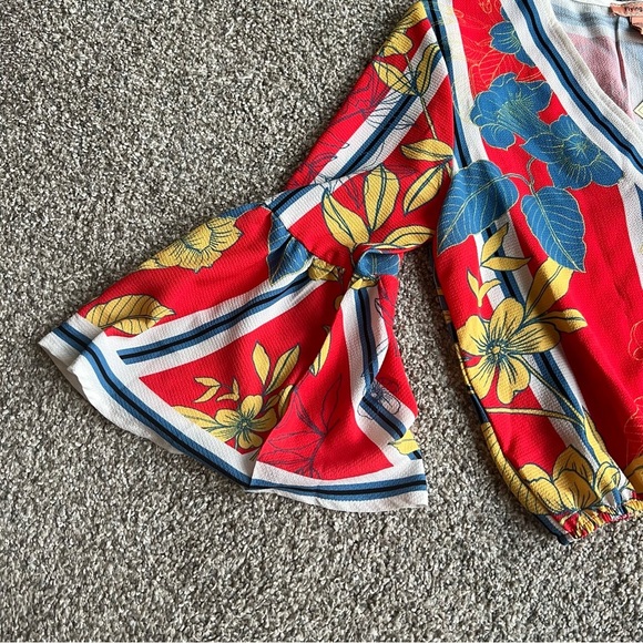 Flying Tomato NWT Blouse, Cropped Floral Deep V with 3/4 Bell Sleeve, Size Small - Picture 3 of 7